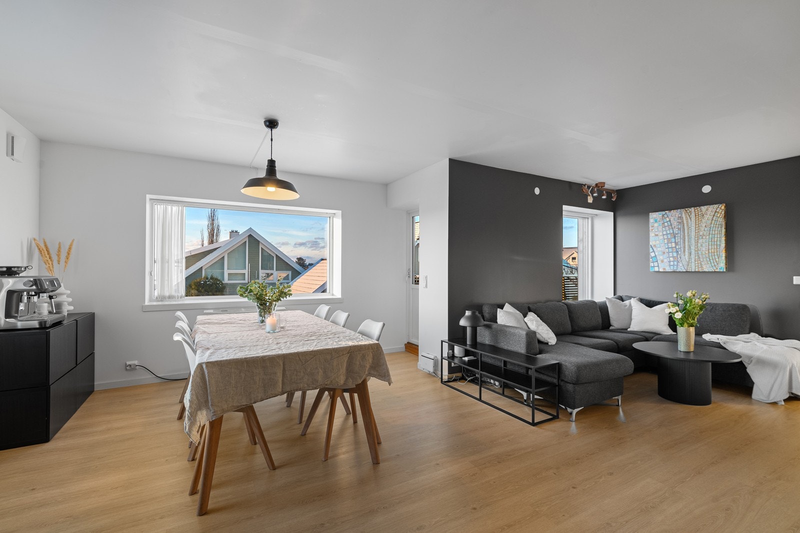 Direkte utgang fra stue/kjøkken til terrasse - en fin forlengelse av oppholdsrommet. Galleribilde