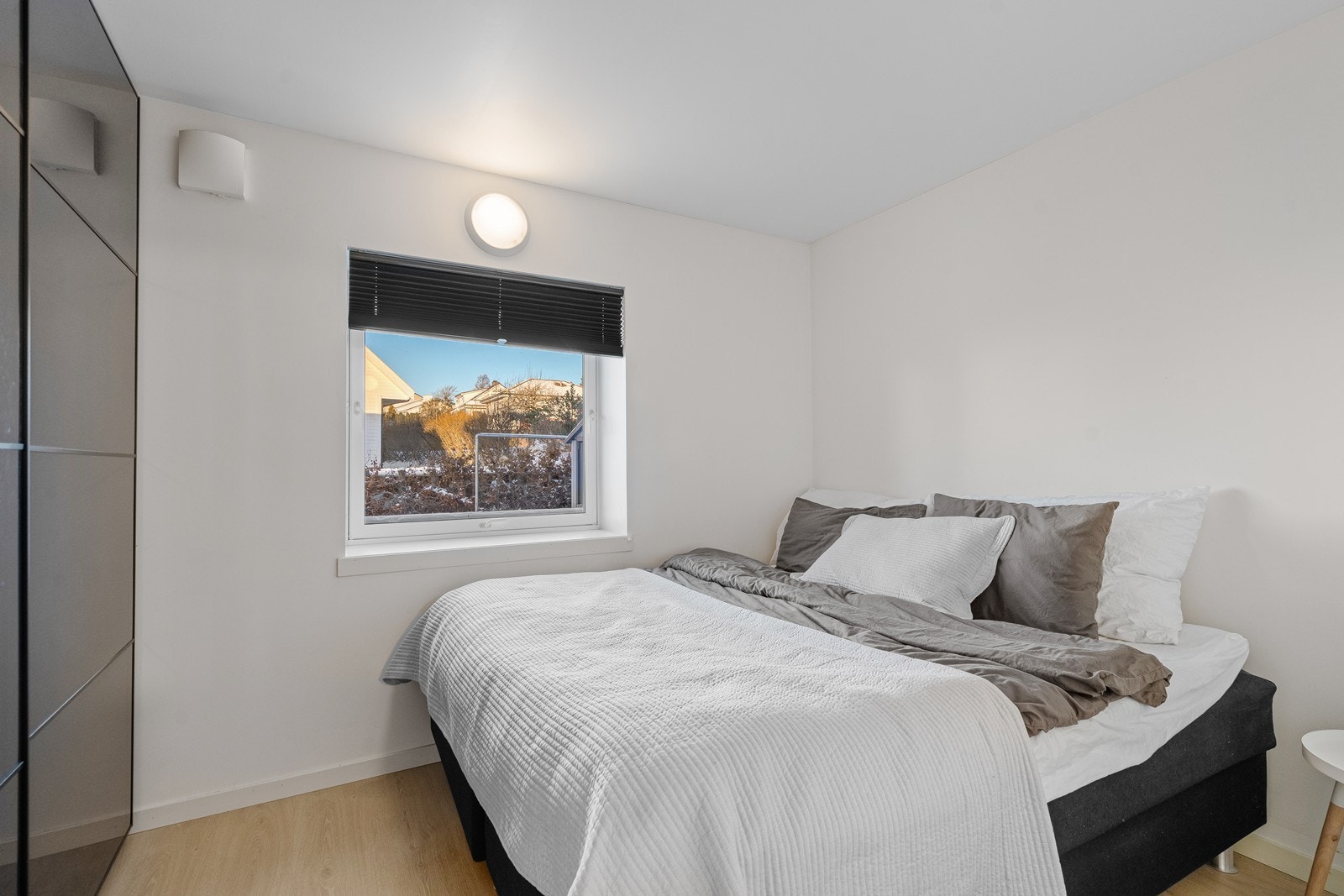 Hovedsoverommet er lyst og luftig med god plass til ønsket soveromsinnredning. Galleribilde