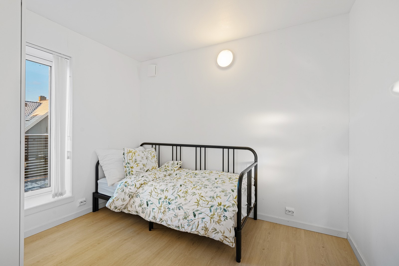 I tillegg finnes det ett ekstra soverom som også egner seg godt som kontor, gjesterom eller barnerom. Galleribilde