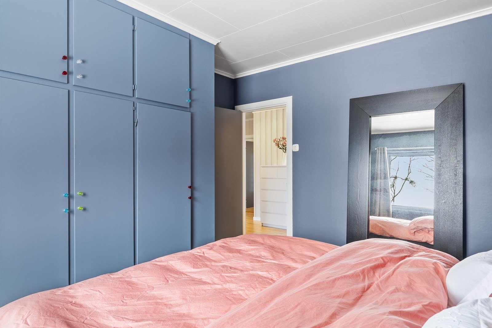 Soverommet er malt i en behagelig blåfarge. Galleribilde