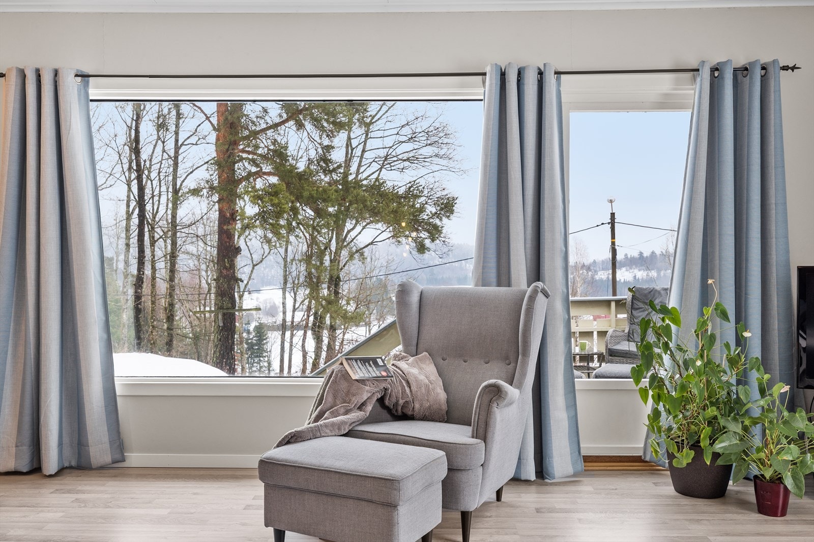 Stuen er romslig og har god plass til både sofagruppe og spisebord. Galleribilde