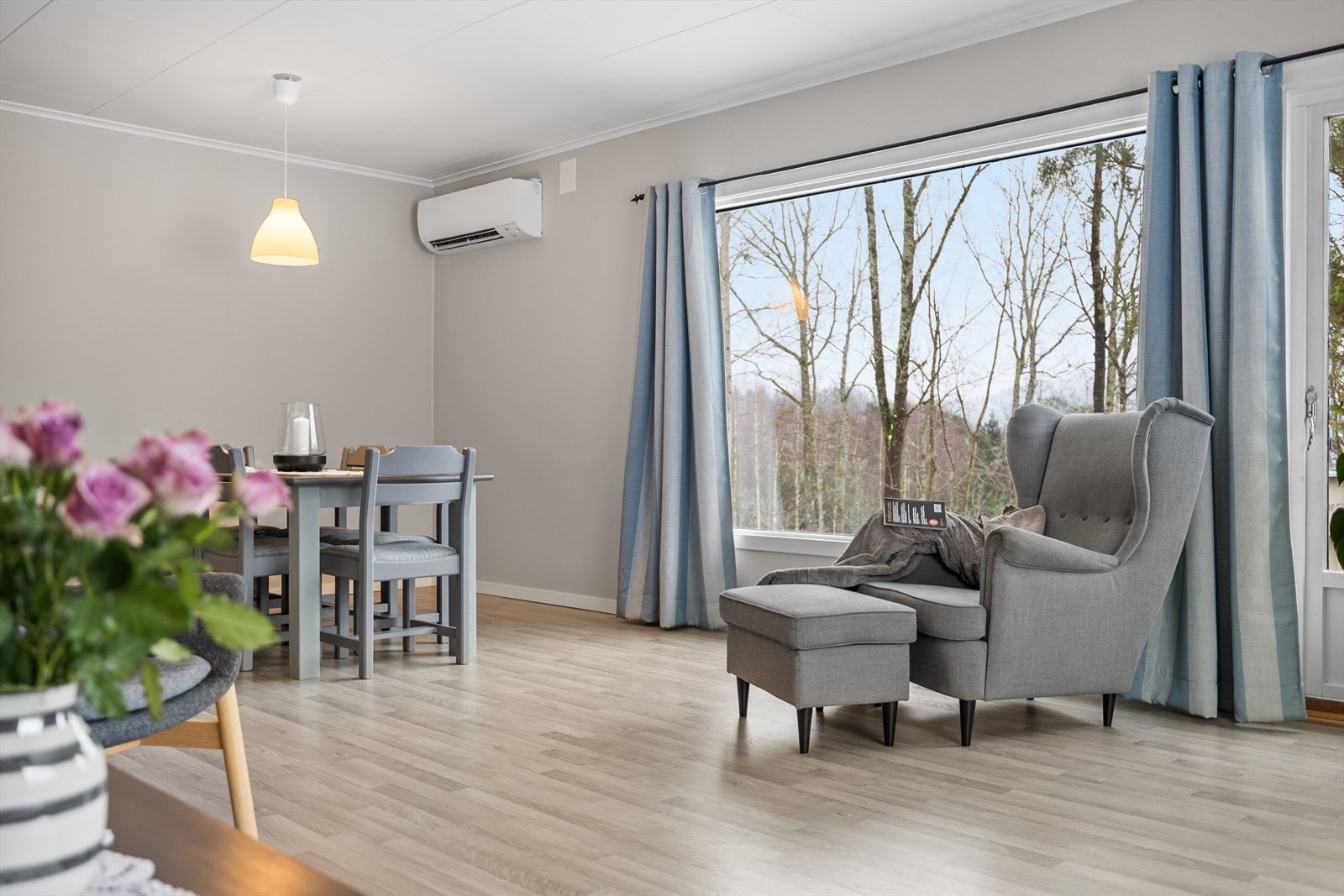 De store vindusflatene gir rikelig med naturlig lys inn i stuen og flott utsikt til skog og natur. Galleribilde