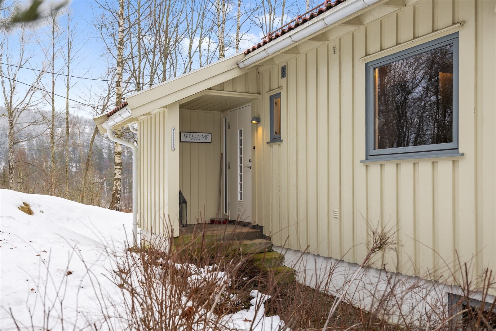 Boroaveien 6 ligger i et rolig og landlig boligområde i Andebu, Sandefjord kommune. Galleribilde