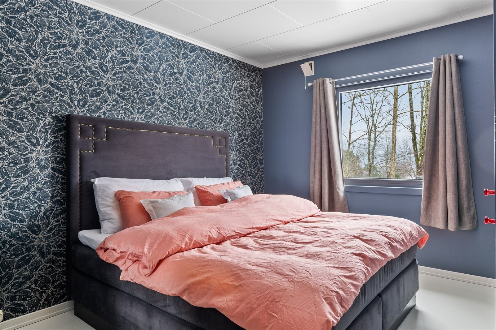 Boligen inneholder totalt tre soverom av god størrelse. Hovedsoverommet har plass til større seng. Galleribilde