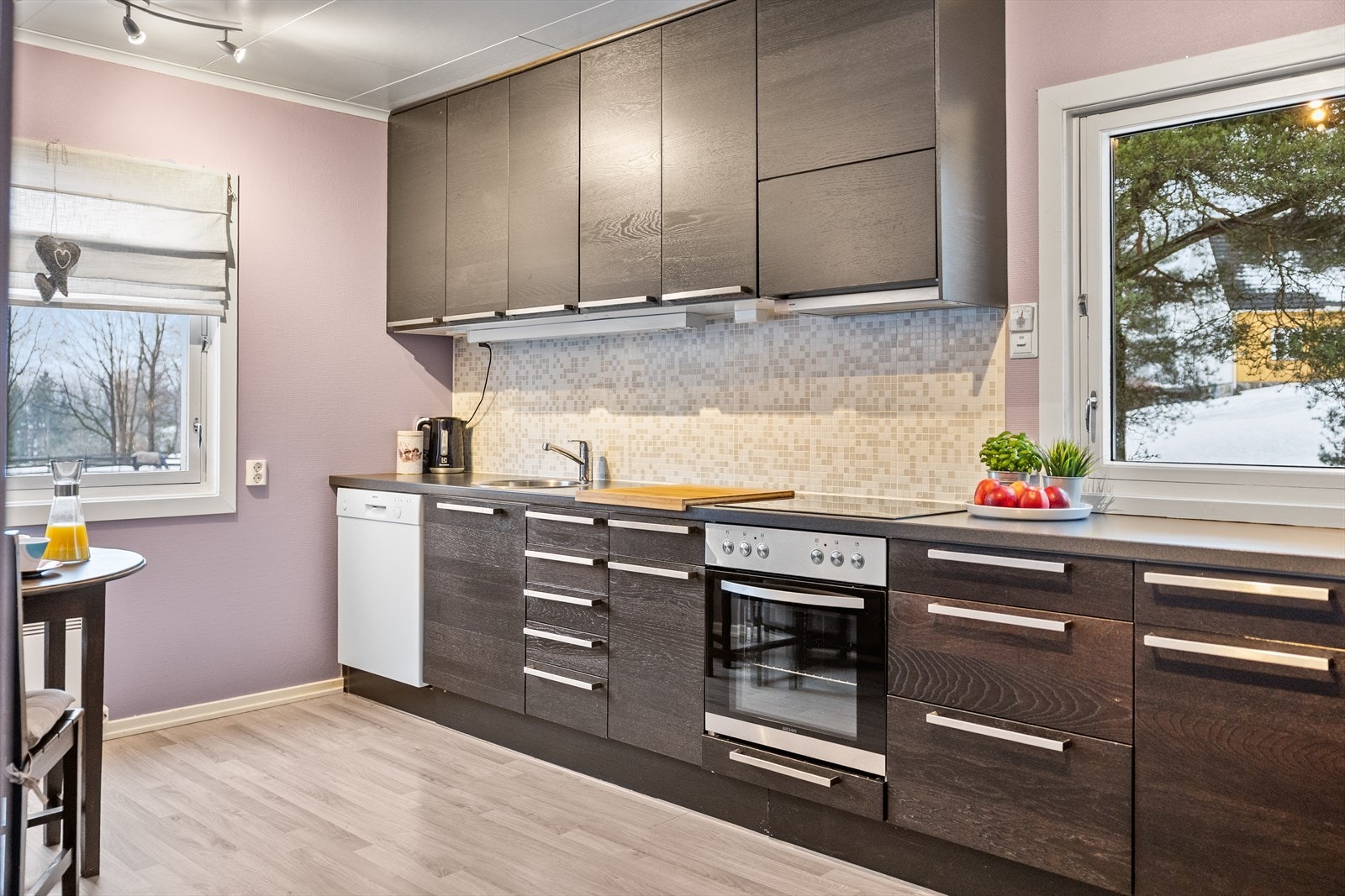 Kjøkkenet er utstyrt med kjøkkenventilator med avtrekk ut, oppvaskmaskin samt platetopp og stekeovn fra 2020. Galleribilde