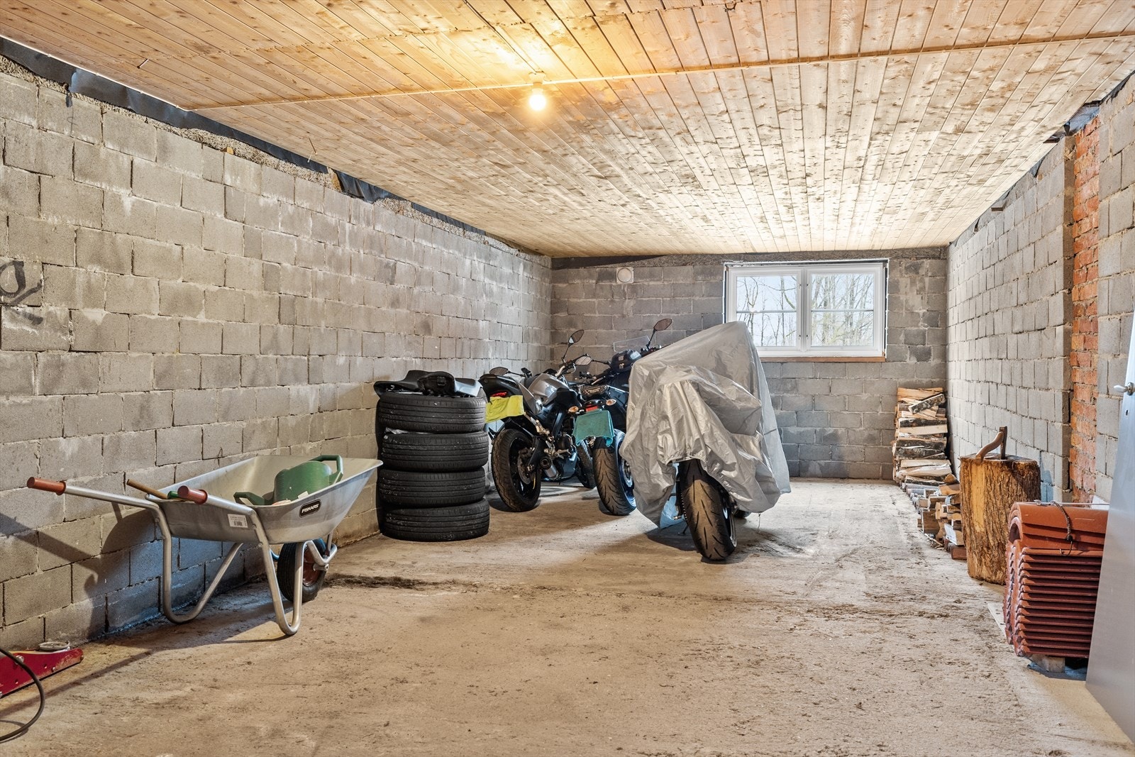 Bod i kjeller med god plass til lagring Galleribilde