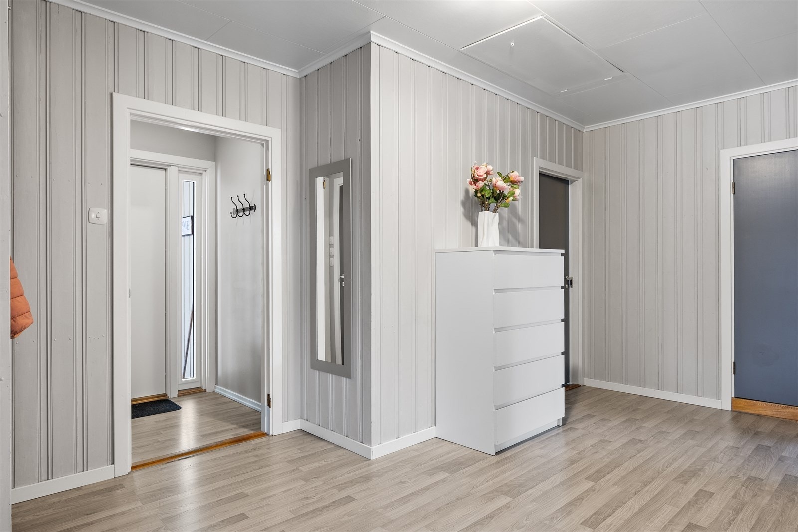 Gangen er romslig med god plass til å henge fra seg yttertøyet. Galleribilde