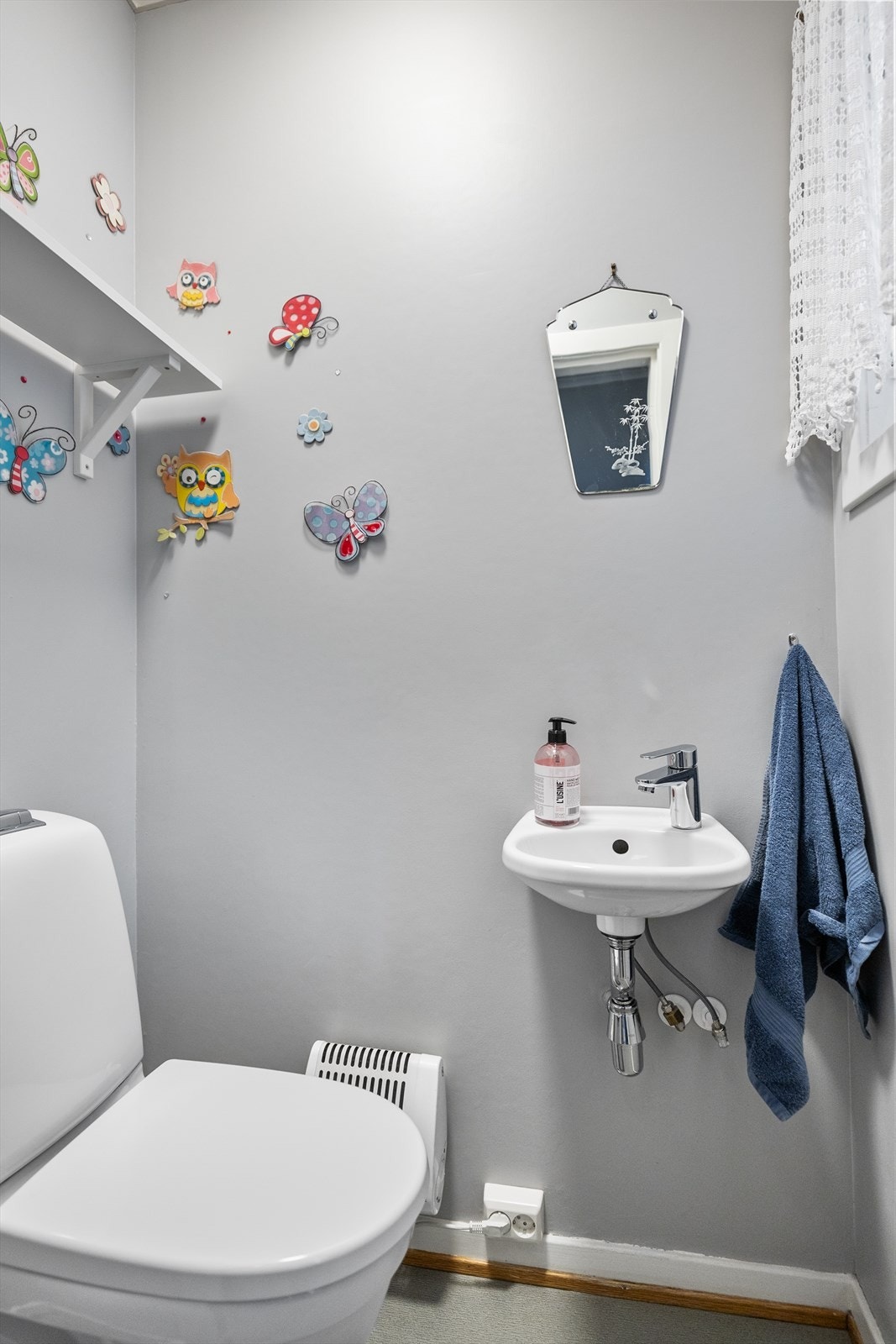 I tillegg finnes et separat toalettrom med wc og servant. Galleribilde