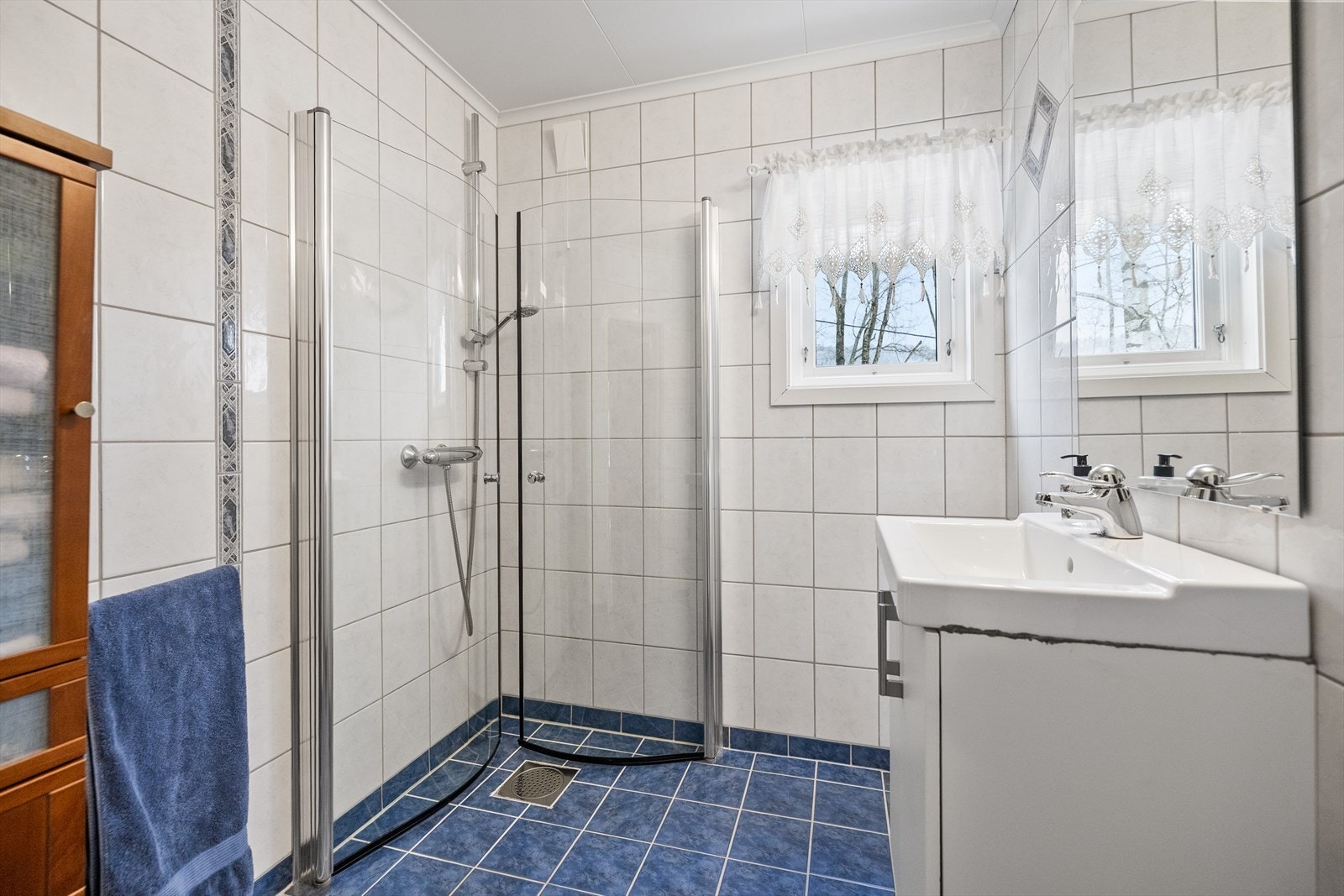 Badet er fra 2009 og har fliser på vegger og gulv, elektriske varmekabler i gulv. Badet er utstyrt med baderomsinnredning med nedfelt servant samt dusjhjørne med dusjvegger. Galleribilde