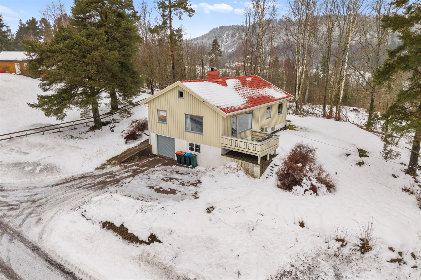 Området er kjent for sine naturskjønne omgivelser med skog, jorder og fine turområder rett i nærheten, noe som gir deg gode muligheter for friluftsliv året rundt. Galleribilde