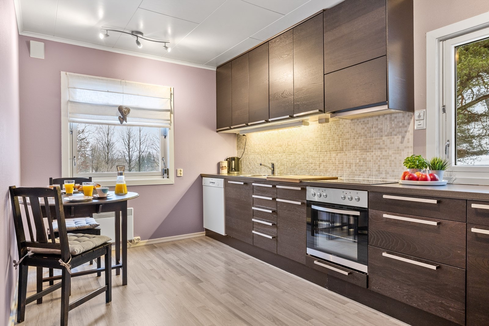 Her er det plass til kjøkkenbord, og rommet egner seg godt for hyggelige frokoststunder. Galleribilde