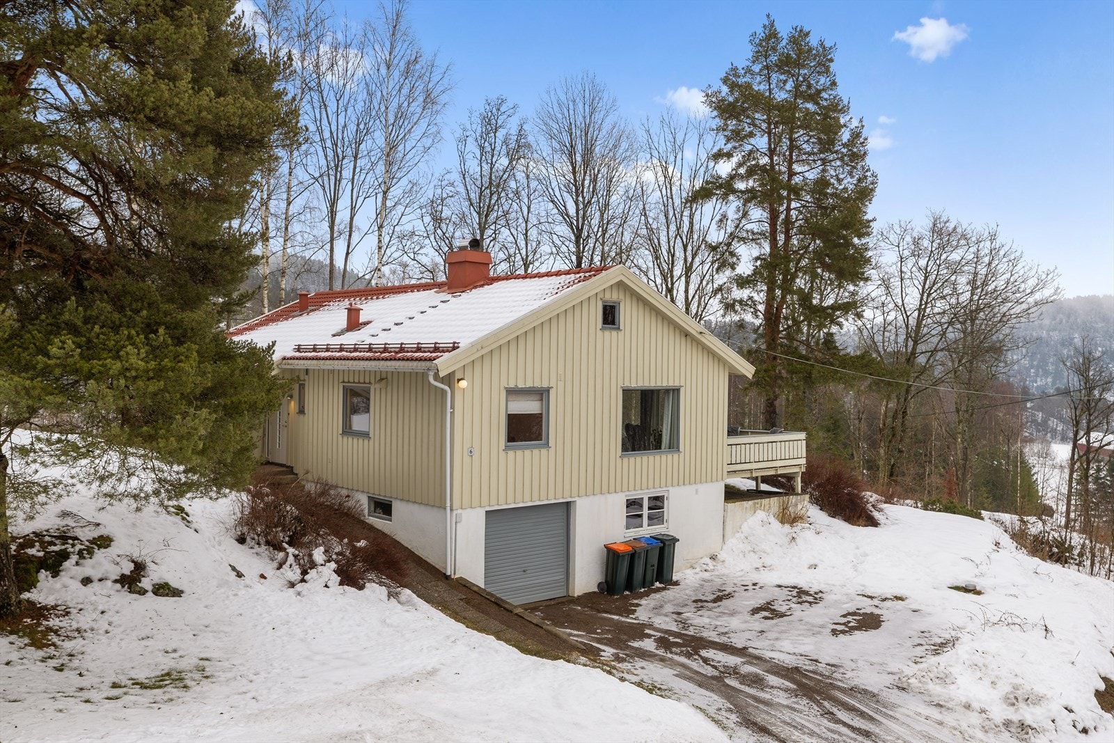 Eiendommen har en tilbaketrukket beliggenhet med lite gjennomgangstrafikk, og passer godt for deg som ønsker fredelige omgivelser. Galleribilde