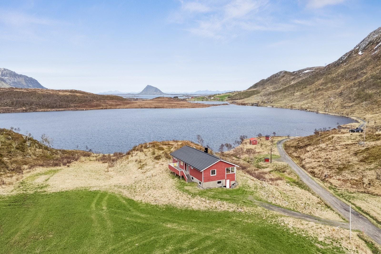 Reinhaugveien 265 (Brukt til forsamlingshus, kafe og utleie) Galleribilde