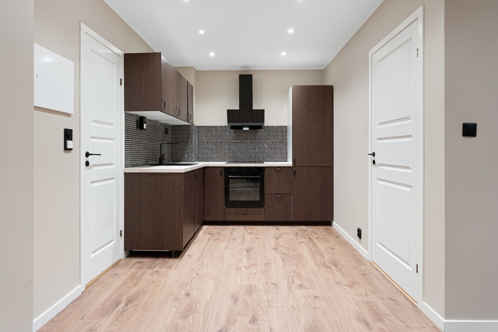 Kjøkken med hvitevarer. Ikea. Galleribilde