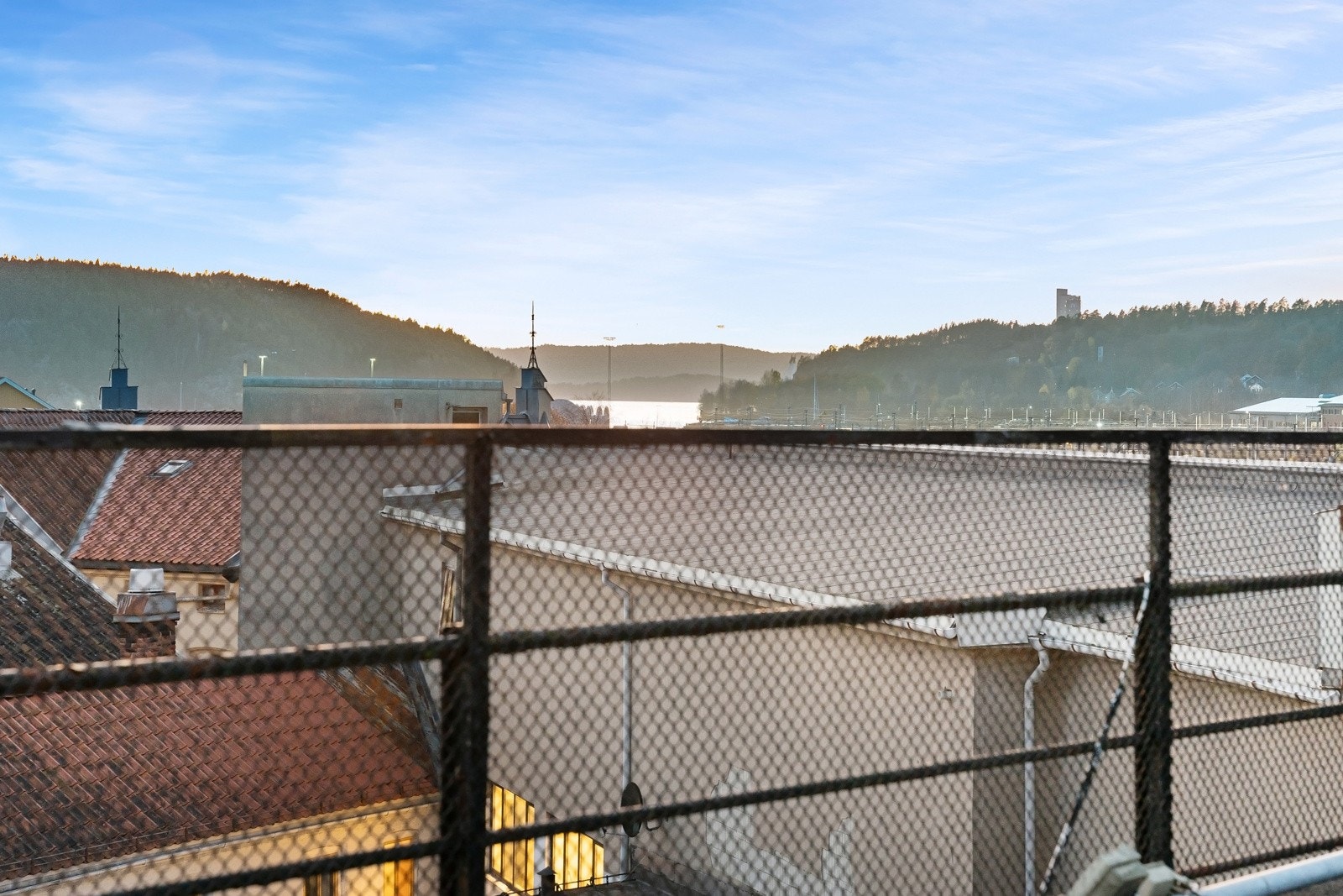 Felles balkong på taket med utsikt mot sjøen Galleribilde