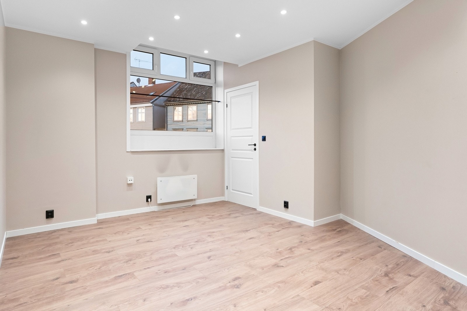 Stue og kjøkken i åpen løsning i moderne farger Galleribilde