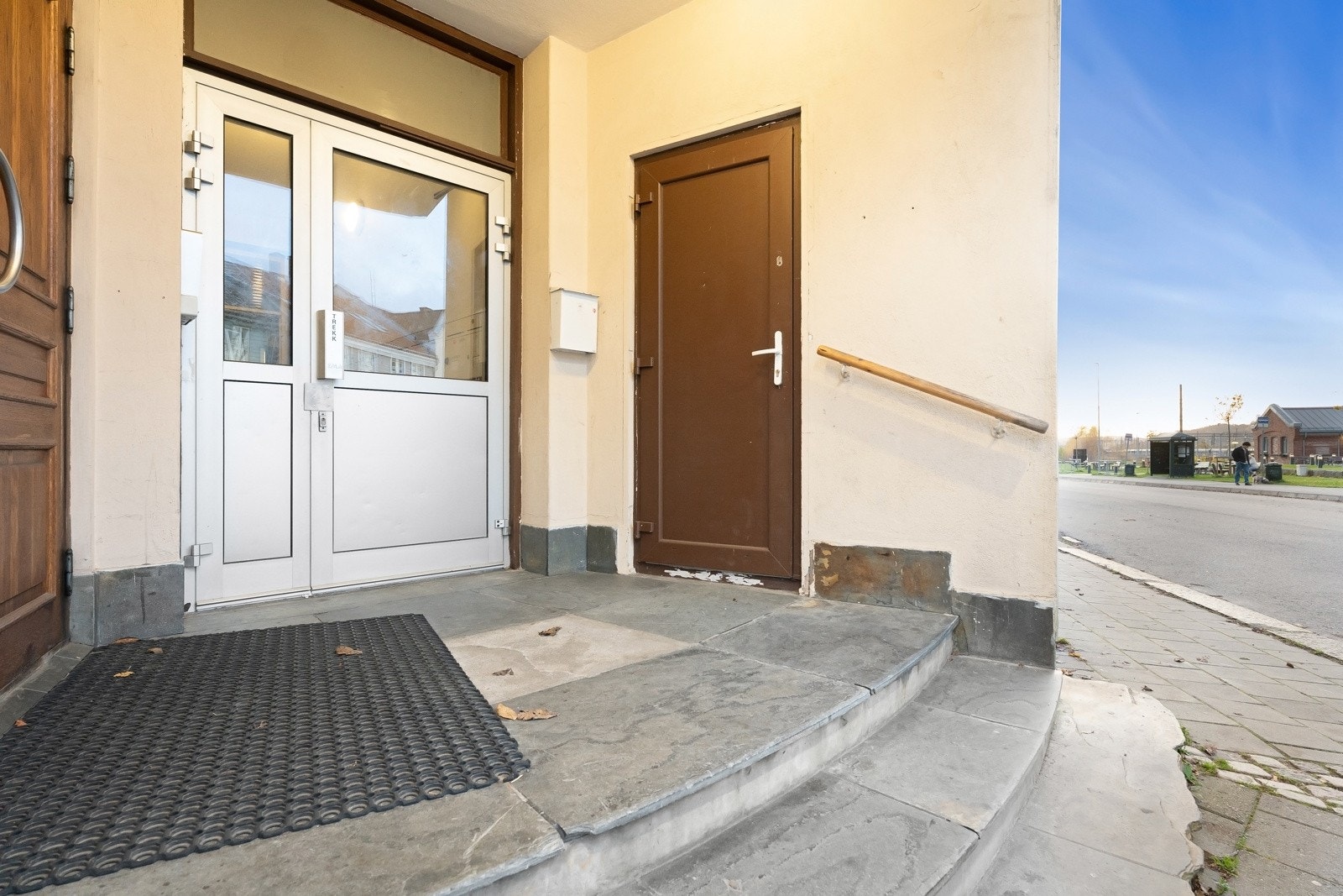 Inngangsdør brun høyre side. Kort avstand til brygga, tog, buss med mer. Galleribilde