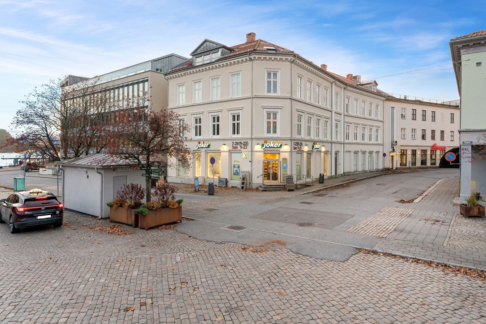 Torget like ved. ca. 50 meter fra Joker butikken. Galleribilde