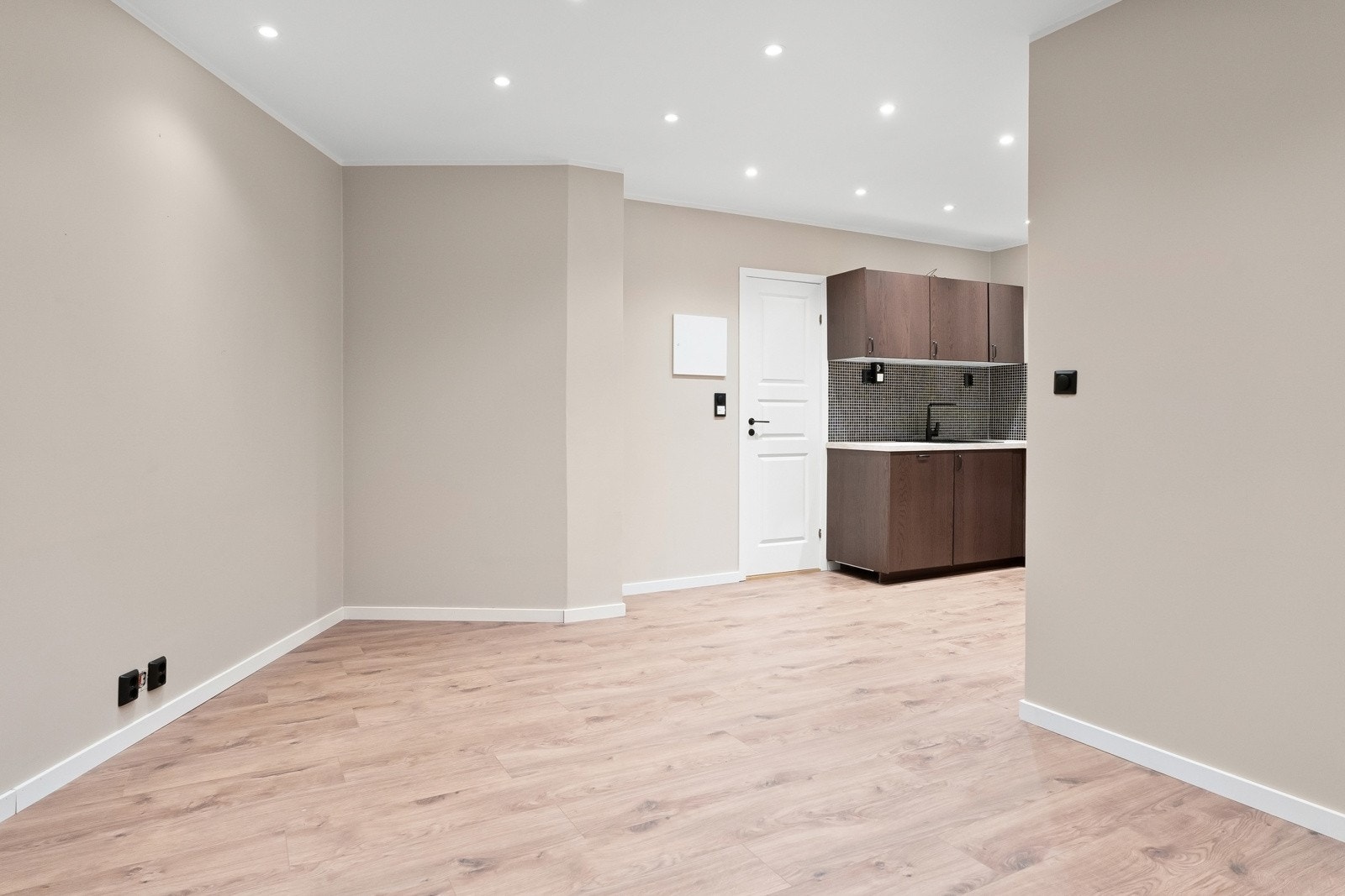 Stue og kjøkken i åpen løsning. Tidsriktig farger og moderne innredninger. Galleribilde