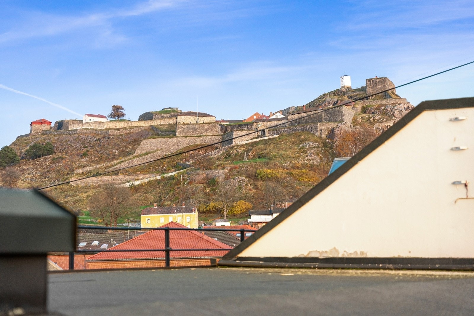 Felles balkong på taket med utsikt mot festningen Galleribilde