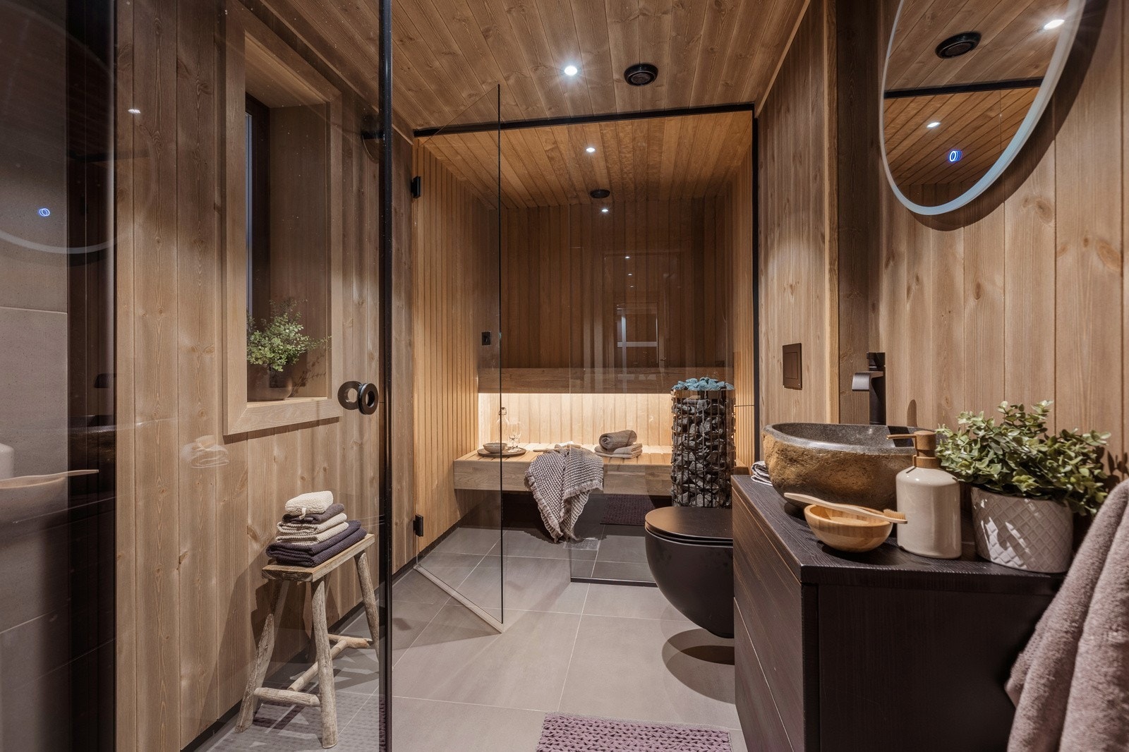 Det ene badet har glassdør inn til badstuen. Galleribilde