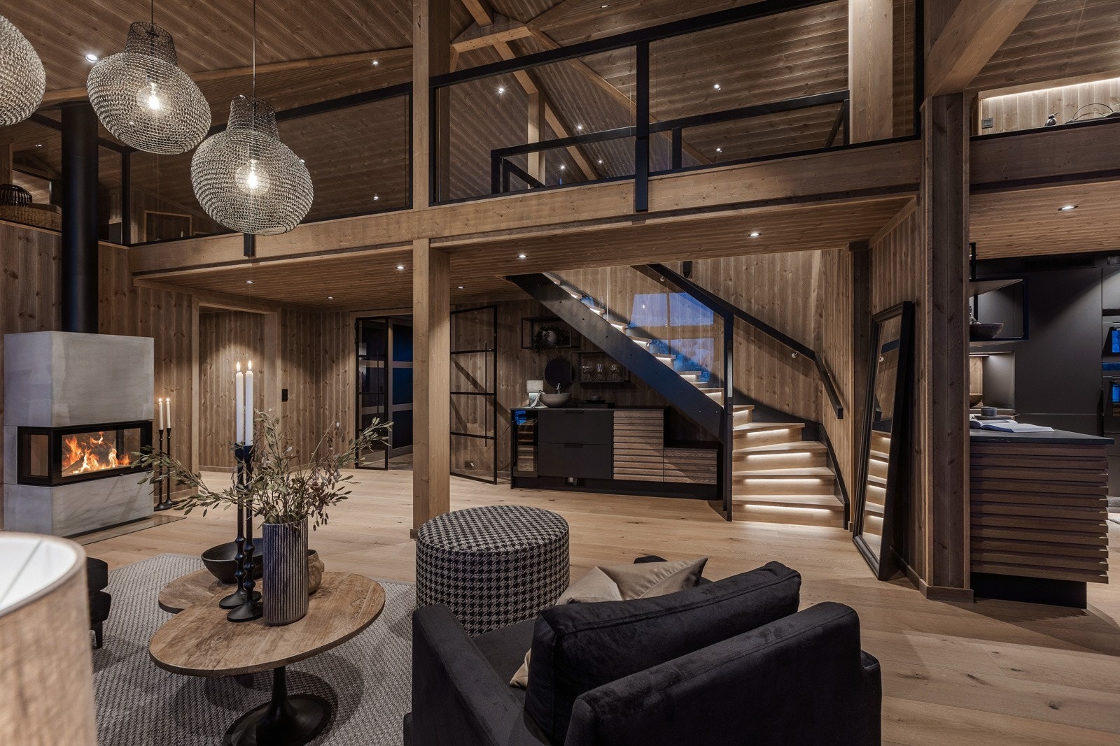 Fra entréen ønskes vi velkommen inn i stuen. Vannbåren gulvvarme i hele hyttas 1. etasje gir den lune grunnvarmen. Peisen tilfører ekstra stemning. Galleribilde