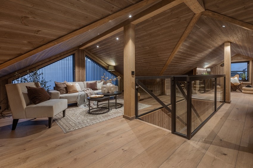 Hemsen er virkelig romslig og kan lett møbleres. Gulvarealet (GUA) på hems er hele 72 kvm, noe som gir en flott bruksverdi. Galleribilde