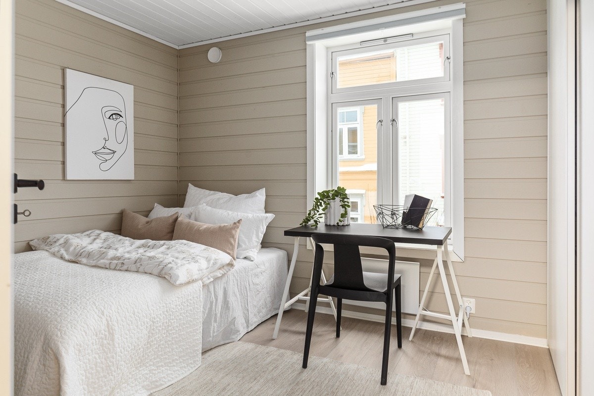 Råstilige soverom som er innredet med garderobeskap, panelovn og plisségardin. Seng og pult kan også medfølge. Dette er Solen. Galleribilde