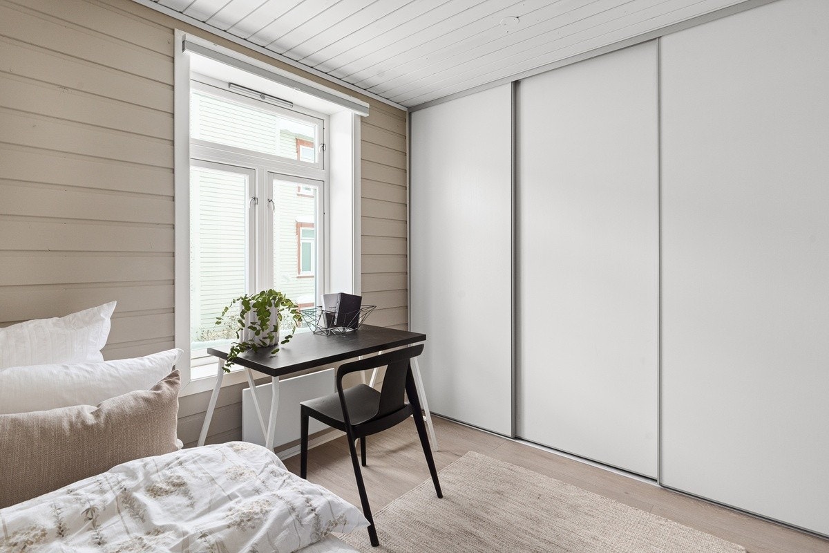 Råstilige soverom som er innredet med garderobeskap, panelovn og plisségardin. Seng og pult kan også medfølge. Dette er Solen. Galleribilde