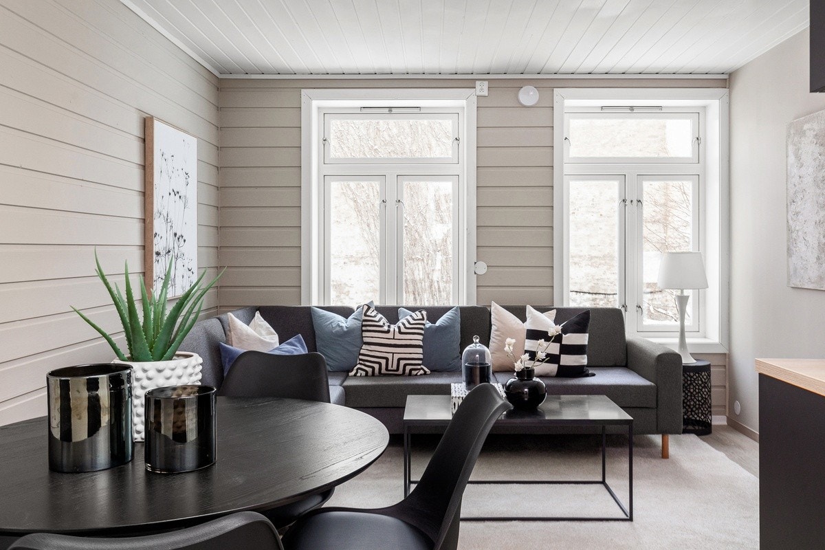 Hele leiligheten ble totalrenovert i 2022/2023. Store vinduer gir mye lysinnslipp. God takhøyde. Galleribilde