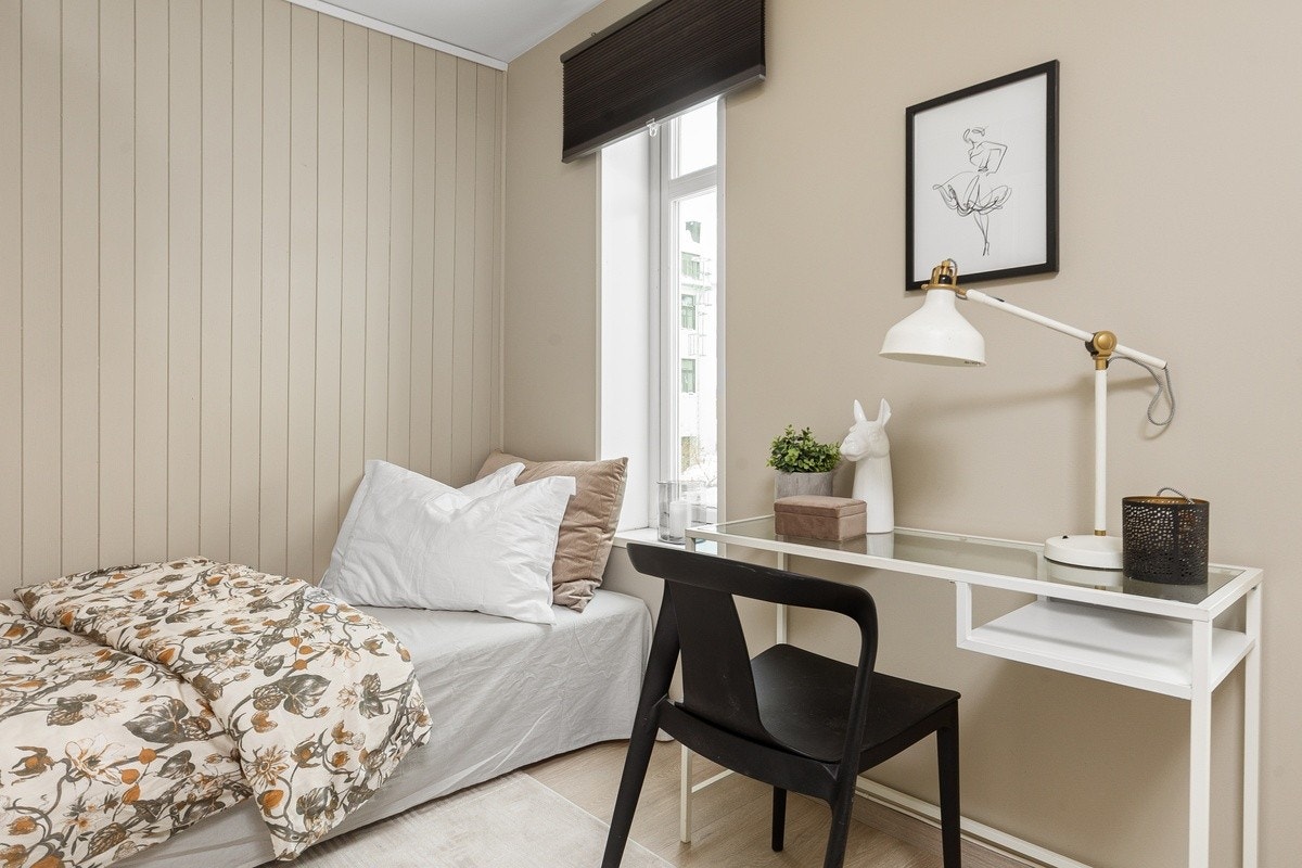 Råstilige soverom som er innredet med nye garderobeskap med speilfronter, panelovn og plisségardin. Seng og pult kan også medfølge. Dette er Merkur. Galleribilde