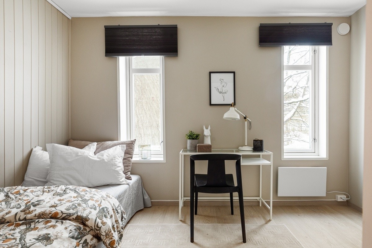 Råstilige soverom som er innredet med nye garderobeskap med speilfronter, panelovn og plisségardin. Seng og pult kan også medfølge. Dette er Merkur. Galleribilde