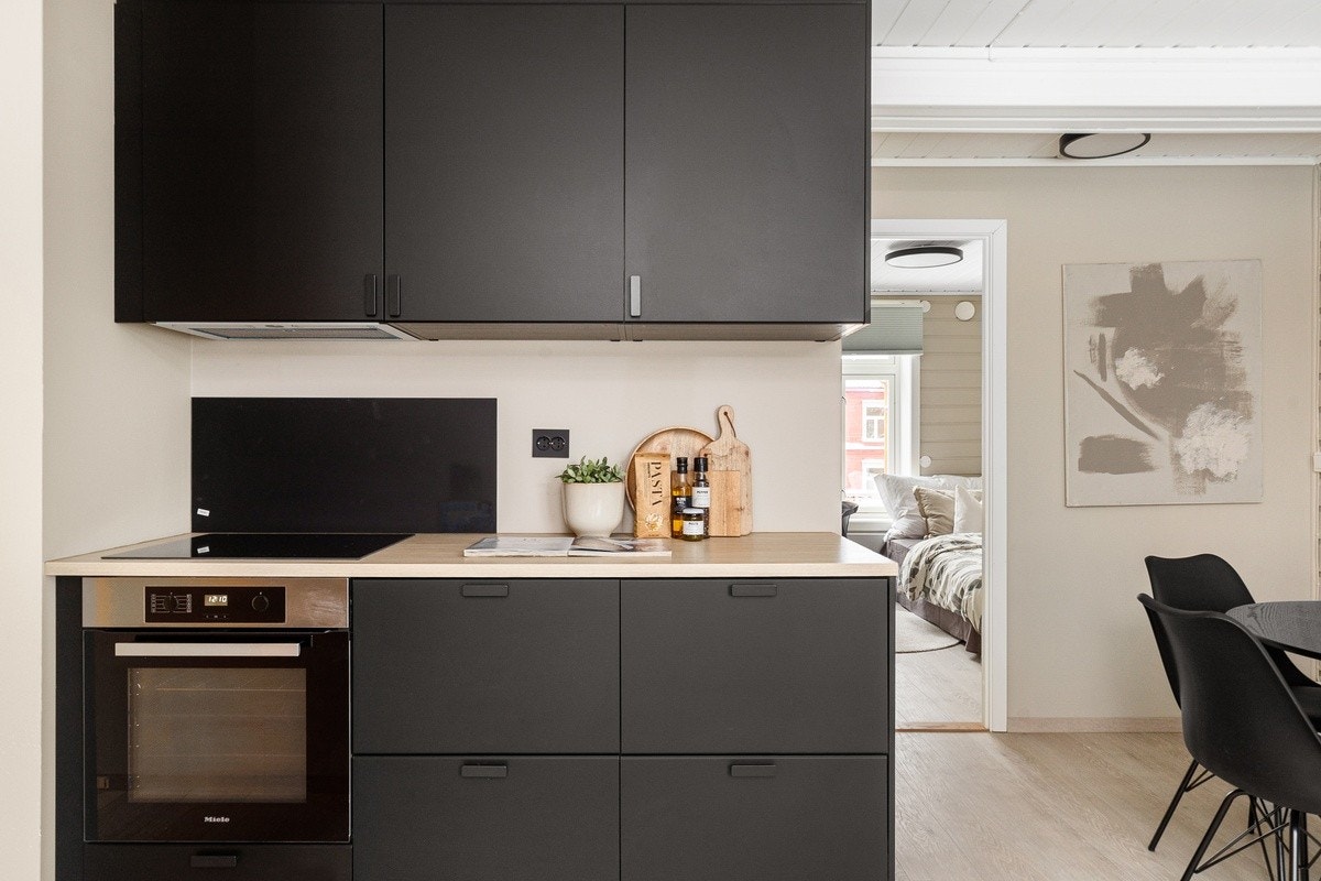 Hele leiligheten ble totalrenovert i 2022/2023. Nytt moderne kjøkken og nytt bad. God takhøyde og store vinduer som gir mye lysinnslipp. Galleribilde