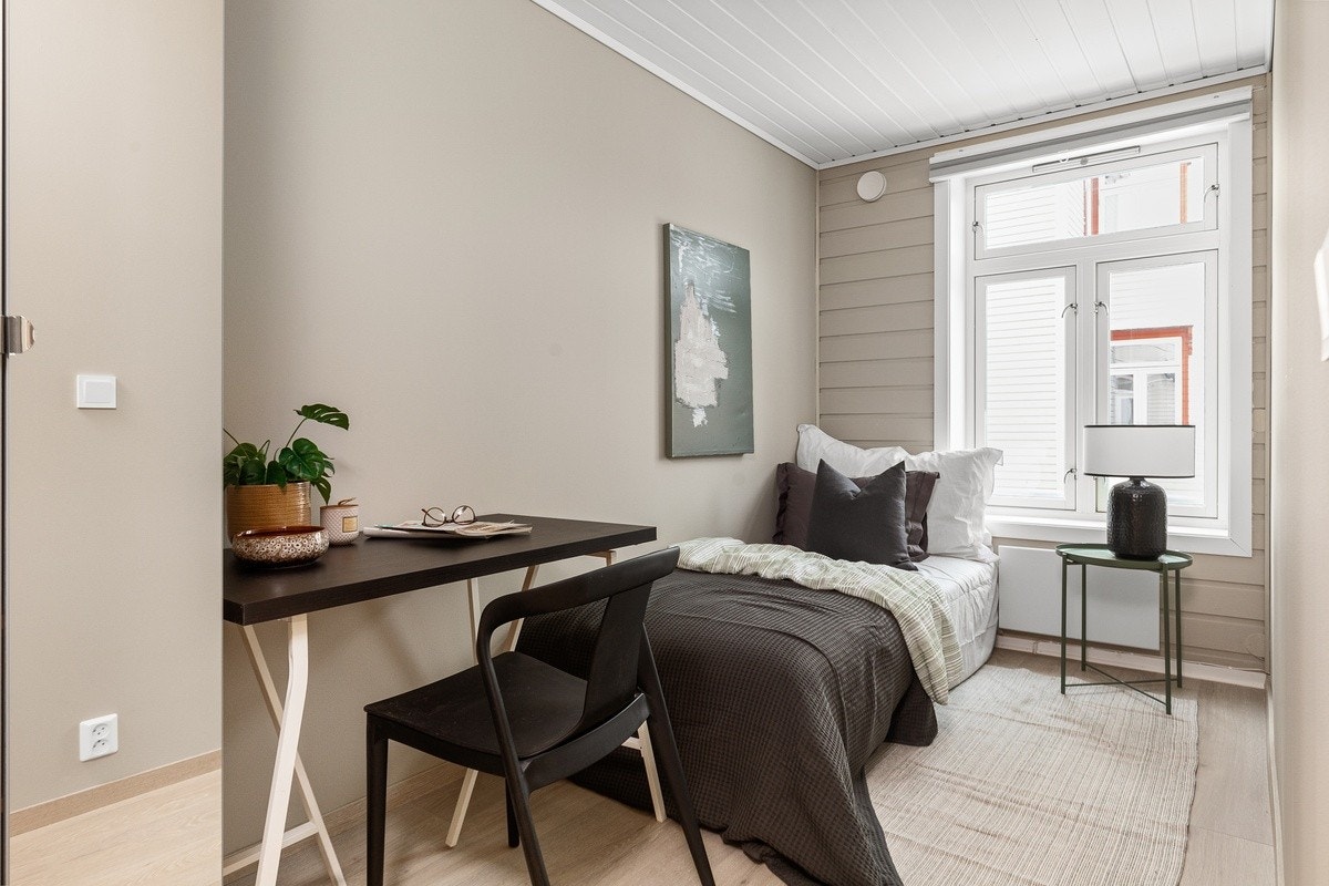 Råstilige soverom som er innredet med nye garderobeskap med speilfronter, panelovn og plisségardin. Seng og pult kan også medfølge. Dette er Jupiter. Galleribilde