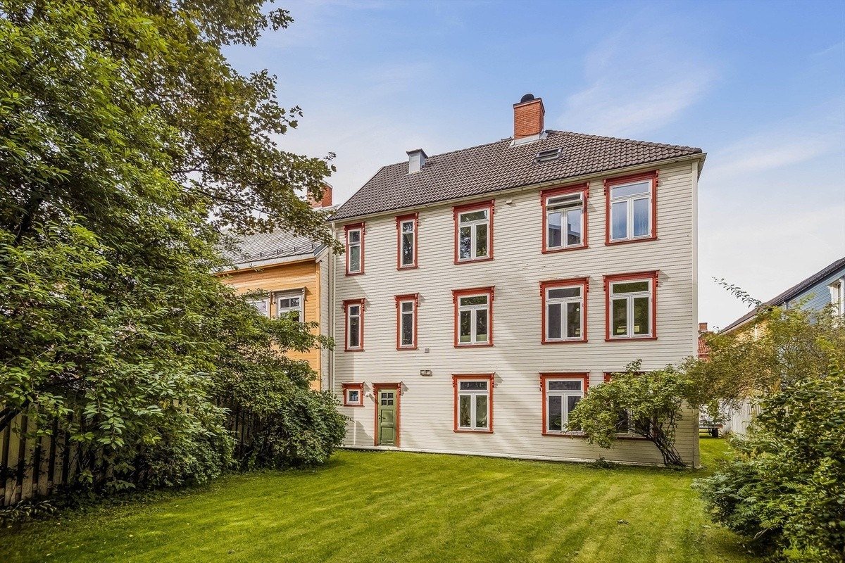 Herskapelig bygård med store vinduer og tilhørende uteområde hvor man kan nyte gode sommerdager. Galleribilde