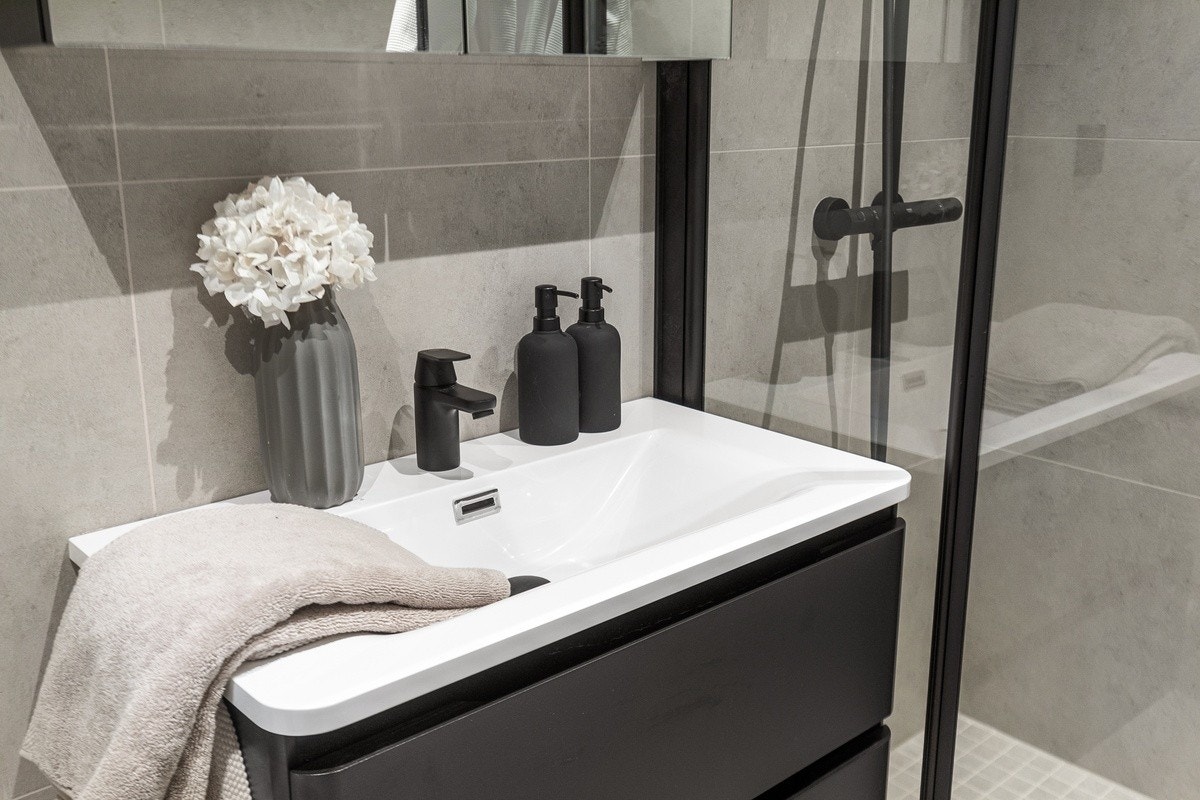 Delikat bad med storformatflis, varme i gulv, spotter mm. Kombinert vask/tørk følger leiligheten. Galleribilde