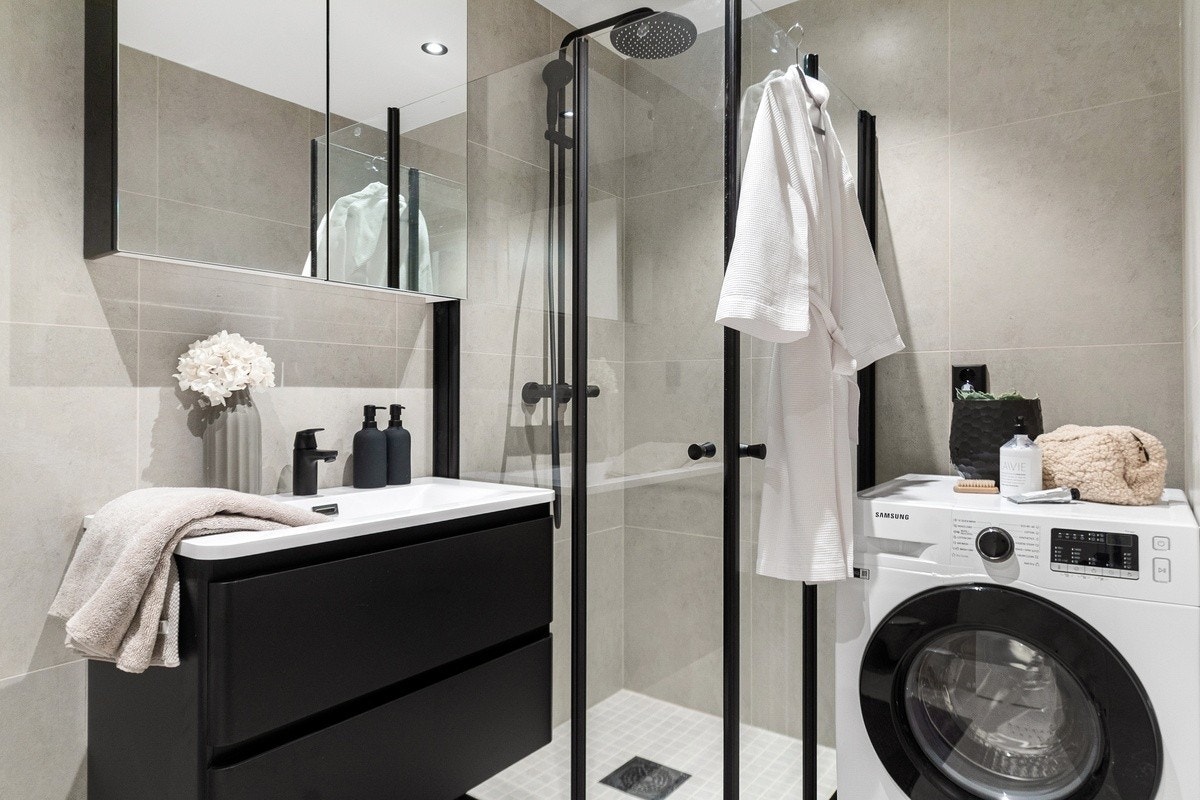 Delikat bad med storformatflis, varme i gulv, spotter mm. Kombinert vask/tørk følger leiligheten. Galleribilde