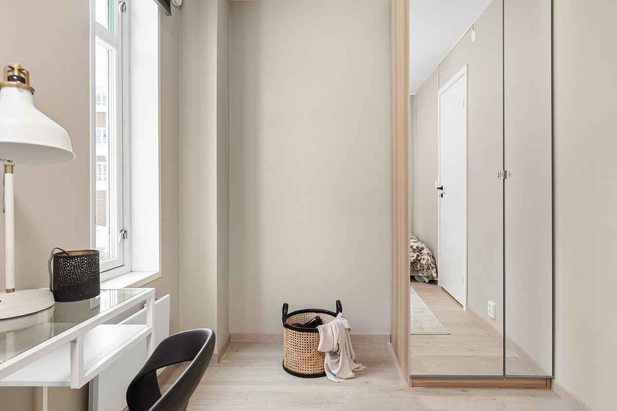 Råstilige soverom som er innredet med nye garderobeskap med speilfronter, panelovn og plisségardin. Seng og pult kan også medfølge. Dette er Merkur. Galleribilde