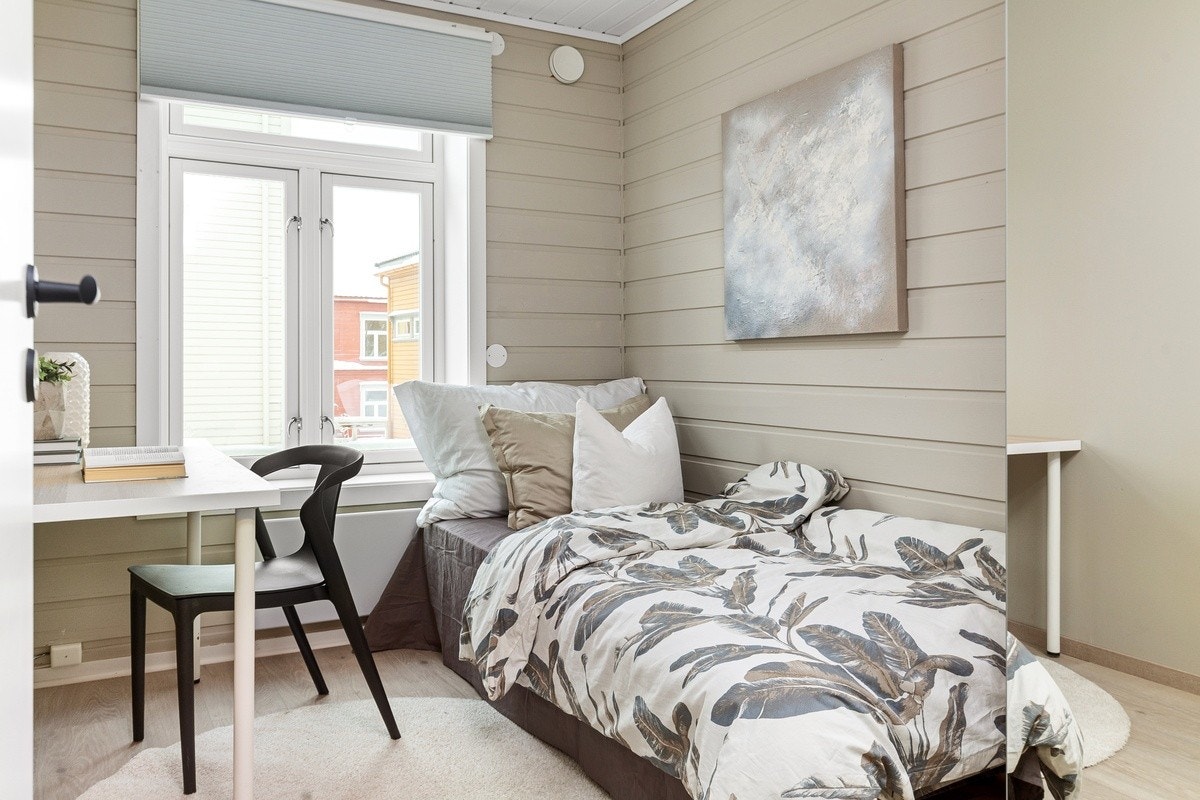 Råstilige soverom som er innredet med nye garderobeskap med speilfronter, panelovn og plisségardin. Seng og pult kan også medfølge. Dette er Saturn. Galleribilde