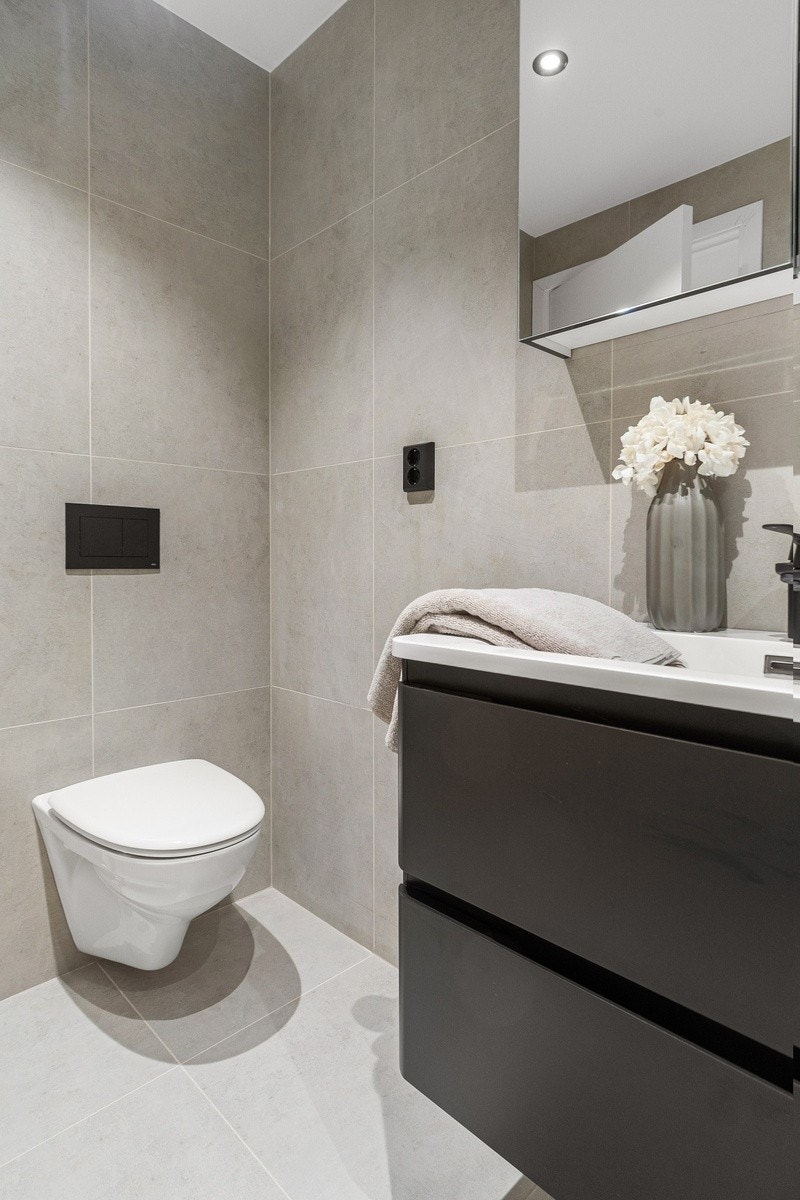 Delikat bad med storformatflis, varme i gulv, spotter mm. Kombinert vask/tørk følger leiligheten. Galleribilde