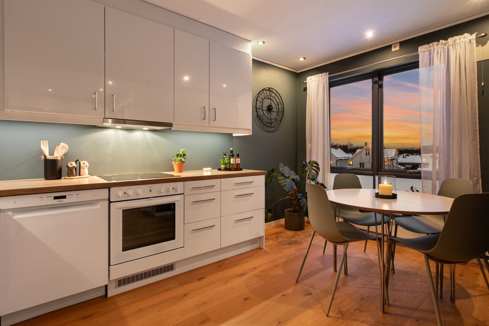 Leiligheten har en god planløsning med bla. en åpen kjøkken/stue-løsning. Galleribilde