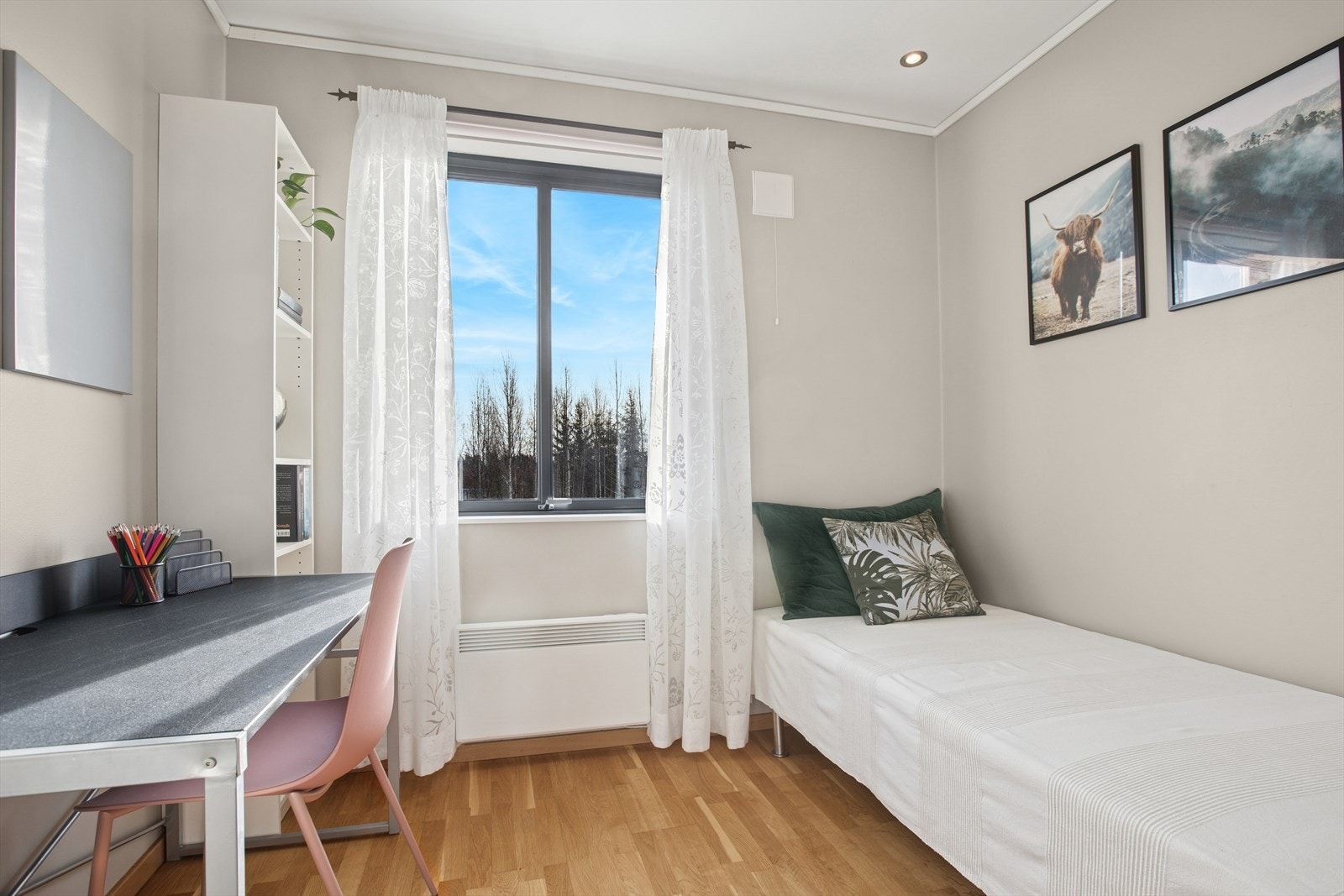 Det andre soverommet. Dette rommet har en dyp, stor garderobe som også vil fungere fint som bod. Galleribilde