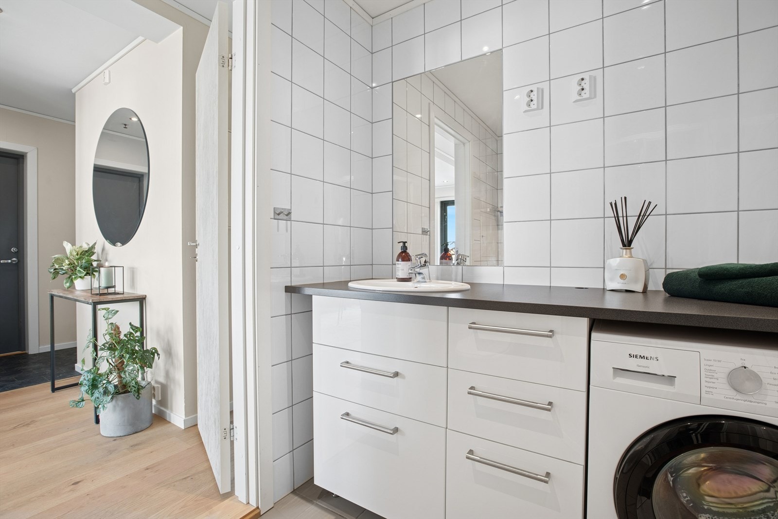 Badet er plassert tett opp mot entreen. Galleribilde