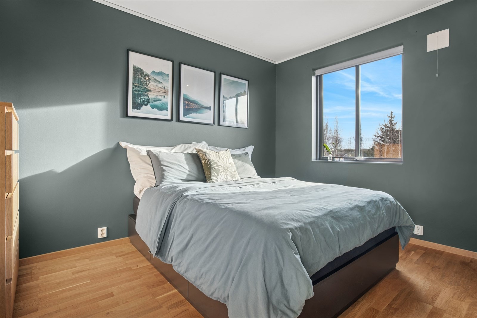 Leiligheten har to romslige soverom. Soverommet her er malt i en grønnfarge og har plass til seng, nattbord og evt. kommode-løsning. Galleribilde