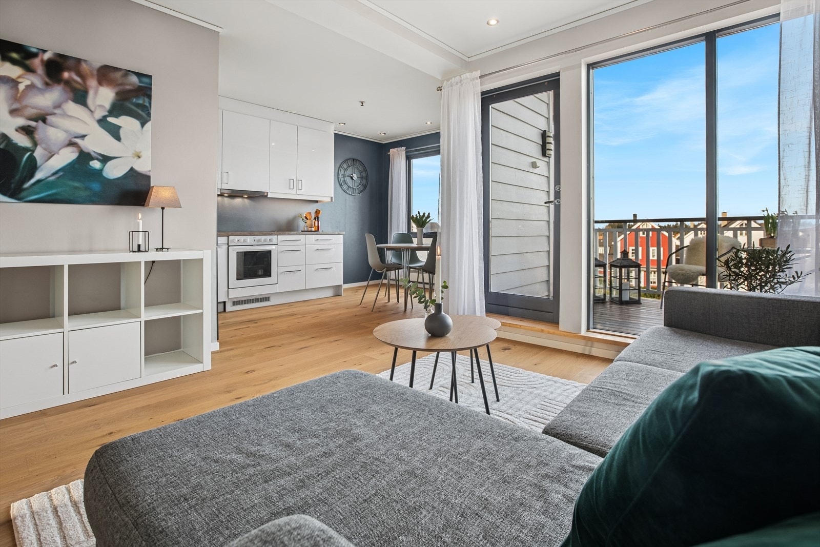 Den praktiske planløsninger gjør det enkelt å både plassere spisebordet og sofamøblementet. Galleribilde