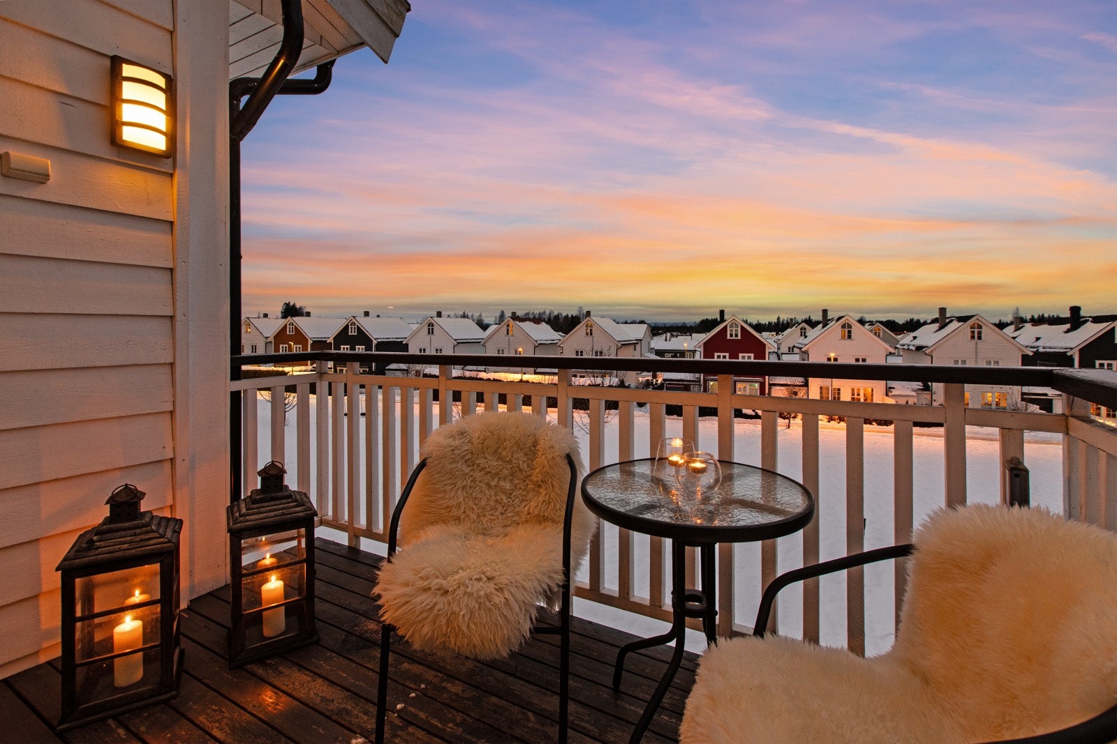 Leiligheten har en romslig balkong med en nydelig utsikt. Galleribilde