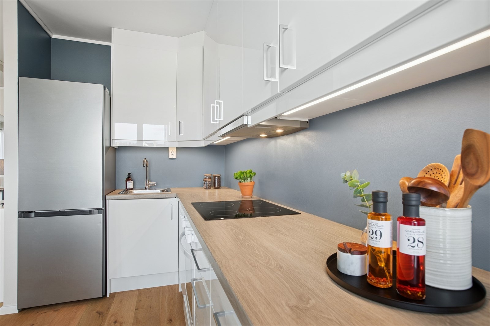 Klassisk kjøkkeninnredning med komfyr og koketopp. Opplegg for oppvaskmaskin og plass til kombinert kjøl/frys. Kjøkkeninnredningen ble skiftet i 2018 og holder en god standard. Stor benkeplate. Varmtvannsberederen er ny i 2021. Galleribilde