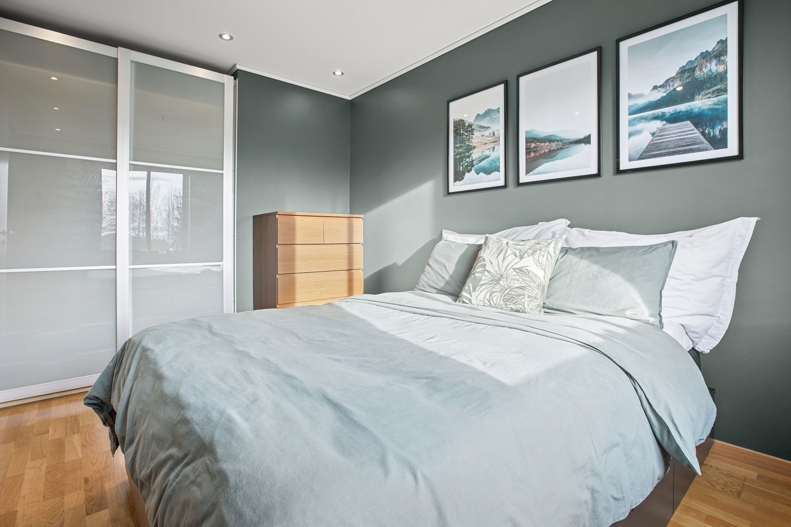 Det er også en stor skyvedørsgarderobe med godt om plass til klær. Galleribilde