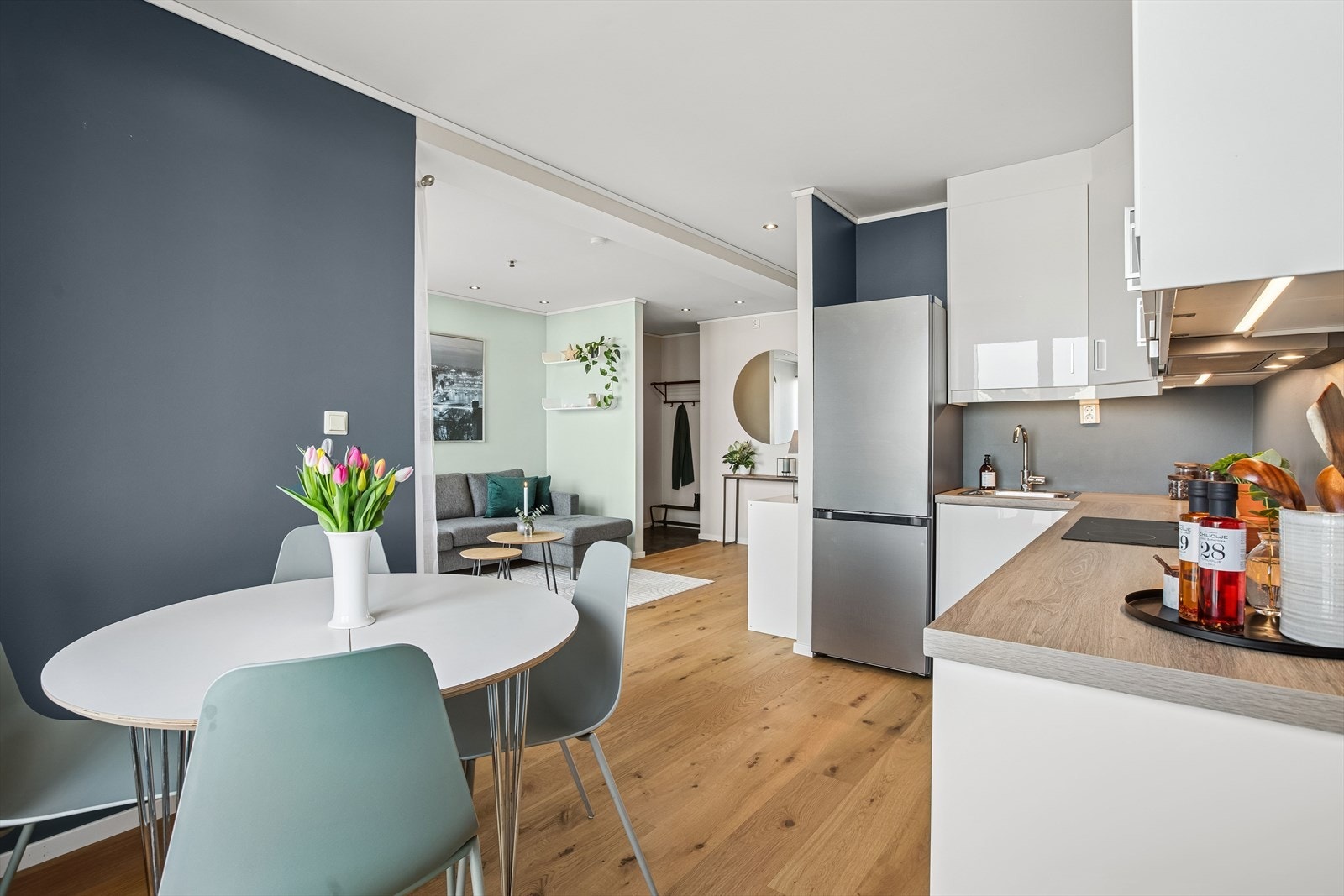 Perfekt plass til spisebordet. Det er installert downlights i himling. Galleribilde