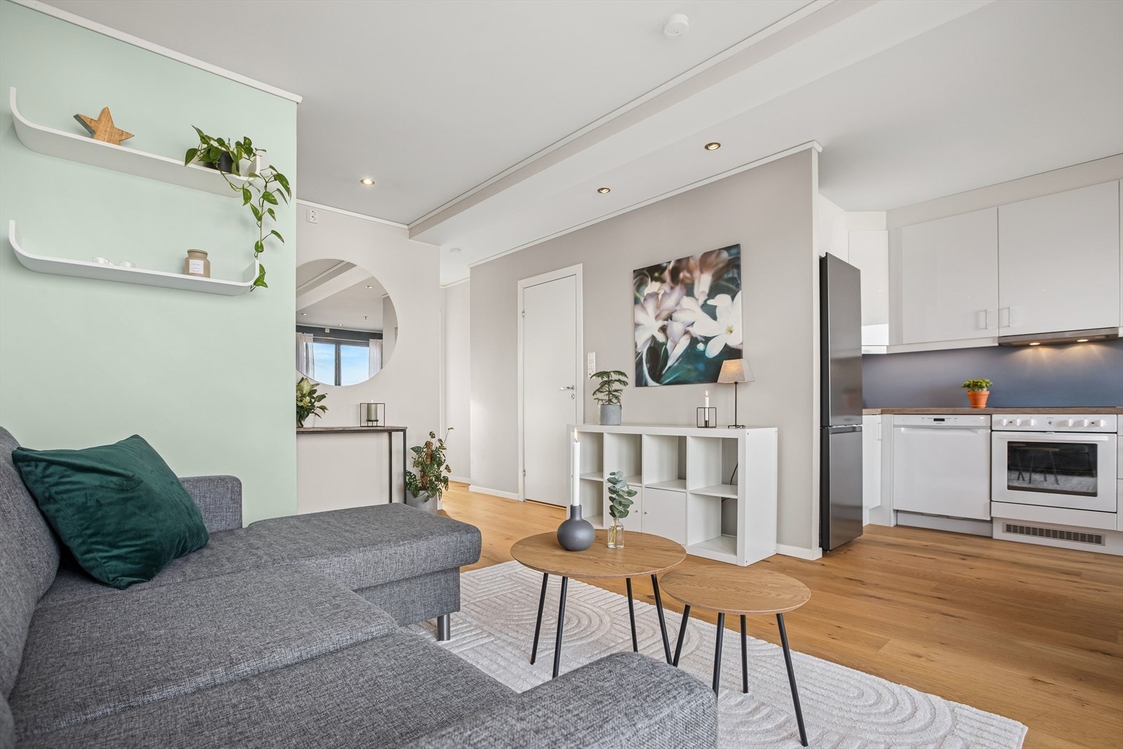 Stuen ligger i en åpen løsning mot kjøkkenet. Galleribilde